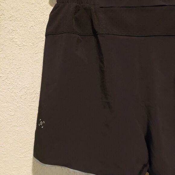 Lululemon On The Fly Women's Size XS Black Stretch Shorts - Picture 5 of 10